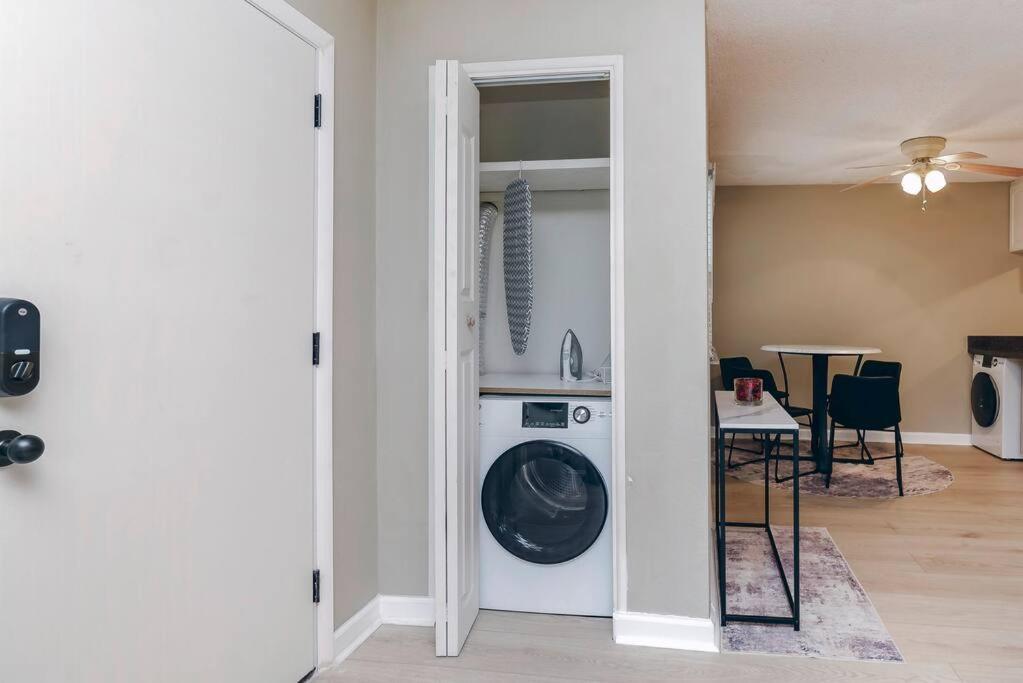 Uptown Livin' - 2 Qb, 500Mb Wifi & Balcony Apartment Gainesville Exterior foto